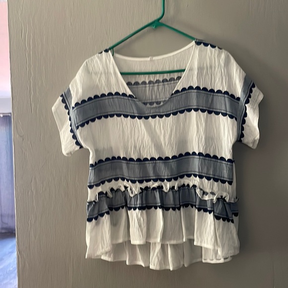 Cute flowy top, on the sheer side. - Picture 1 of 2